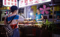 爱豆转型记：从炸串摊主到道士的奇幻旅程