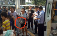 女孩昏迷 女护士跪地施救