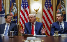 伊朗总统外长共赴德黑兰民众集会，共商国家大计