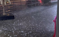 贵阳冰雹奇观：冰流成河的自然奥秘解析