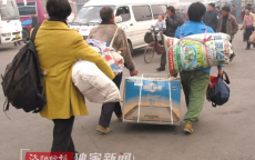 哈尔滨小哥AI替班奇招，提前回家过大年