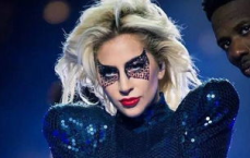 LadyGaga空降超级碗中场秀，惊艳全场！
